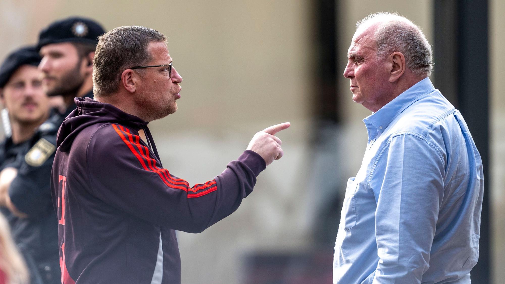 ARCHIV - 24.07.2024, Bayern, Rottach-Egern: Fußball: Bundesliga, Testspiele, FC Rottach-Egern - FC Bayern München. Sportvorstand Max Eberl (l) spricht mit Uli Hoeneß, ehemaliger Präsident von München. (zu dpa: «Zitat: Bayerns Eberl über Tegernsee-Gespräch mit Hoeneß») Foto: David Inderlied/dpa +++ dpa-Bildfunk +++