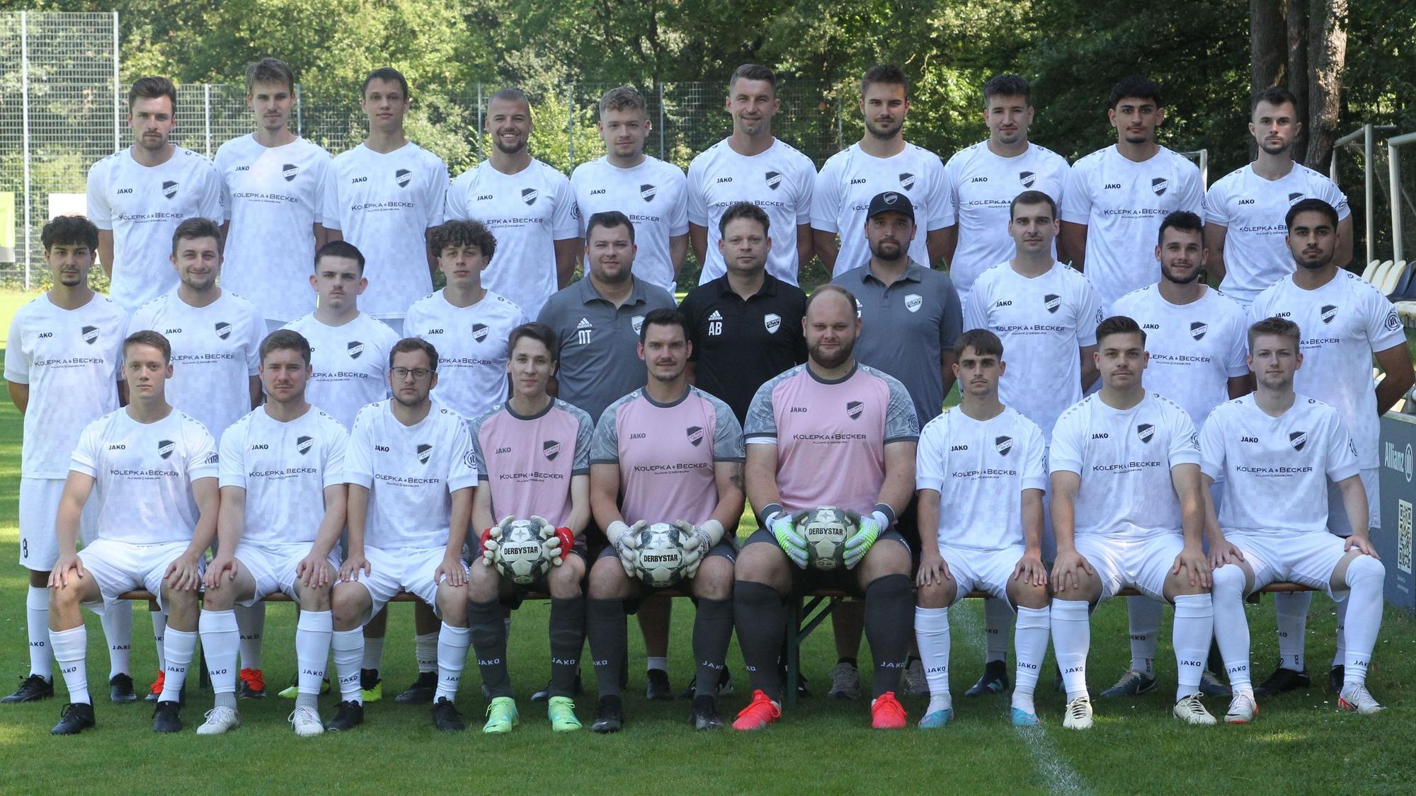 Niklas Fuchs (oben, von links), Janik Scheer, Maxim Becker, Frank Neumann, Tom Neelen, Manuel Jäger, Dominik Brucherseifer, Niklas Schröer, Dlowan Jumaah, David Blazeski, Simon Ustjanskij (Mitte, von links), Stefan Richter, Julian Küster, Laurin Hund, Betreuer Nikolas Thelen, Trainer Andre Becker, Betreuer Lukas Zimmermann, Fabio Grün, Pascal Vilain, Enes Lal, Marlon Kievernagel (unten, von links), Florian Kircheis, Eric Fucks, Philipp Kupke, Nils Pfleging, Lennard Langen, Ben Bergwitz, Fabian Retter und Tobias Rübenach vom 1. FC Spich II.