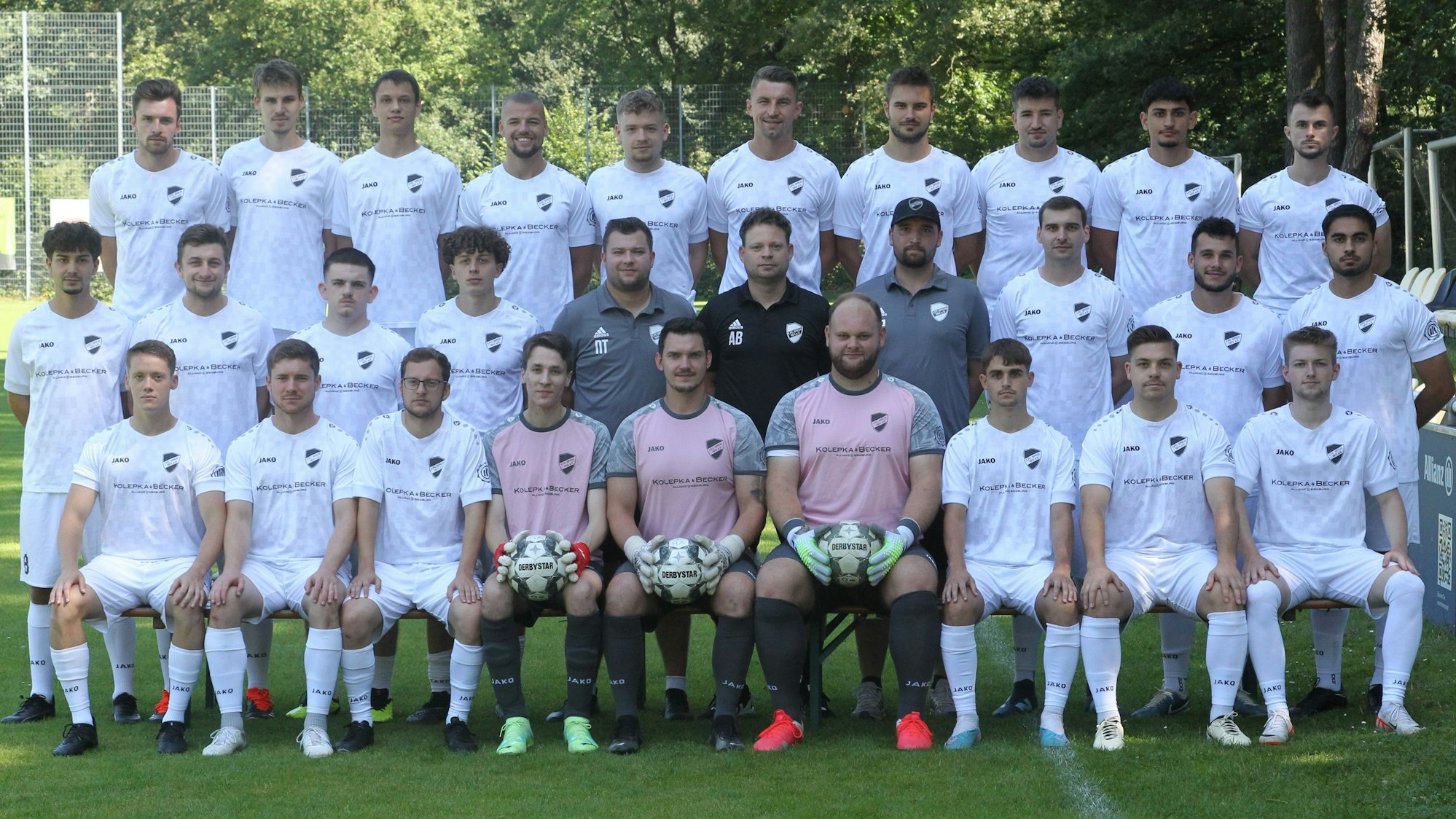 Niklas Fuchs (oben, von links), Janik Scheer, Maxim Becker, Frank Neumann, Tom Neelen, Manuel Jäger, Dominik Brucherseifer, Niklas Schröer, Dlowan Jumaah, David Blazeski, Simon Ustjanskij (Mitte, von links), Stefan Richter, Julian Küster, Laurin Hund, Betreuer Nikolas Thelen, Trainer Andre Becker, Betreuer Lukas Zimmermann, Fabio Grün, Pascal Vilain, Enes Lal, Marlon Kievernagel (unten, von links), Florian Kircheis, Eric Fucks, Philipp Kupke, Nils Pfleging, Lennard Langen, Ben Bergwitz, Fabian Retter und Tobias Rübenach vom 1. FC Spich II.