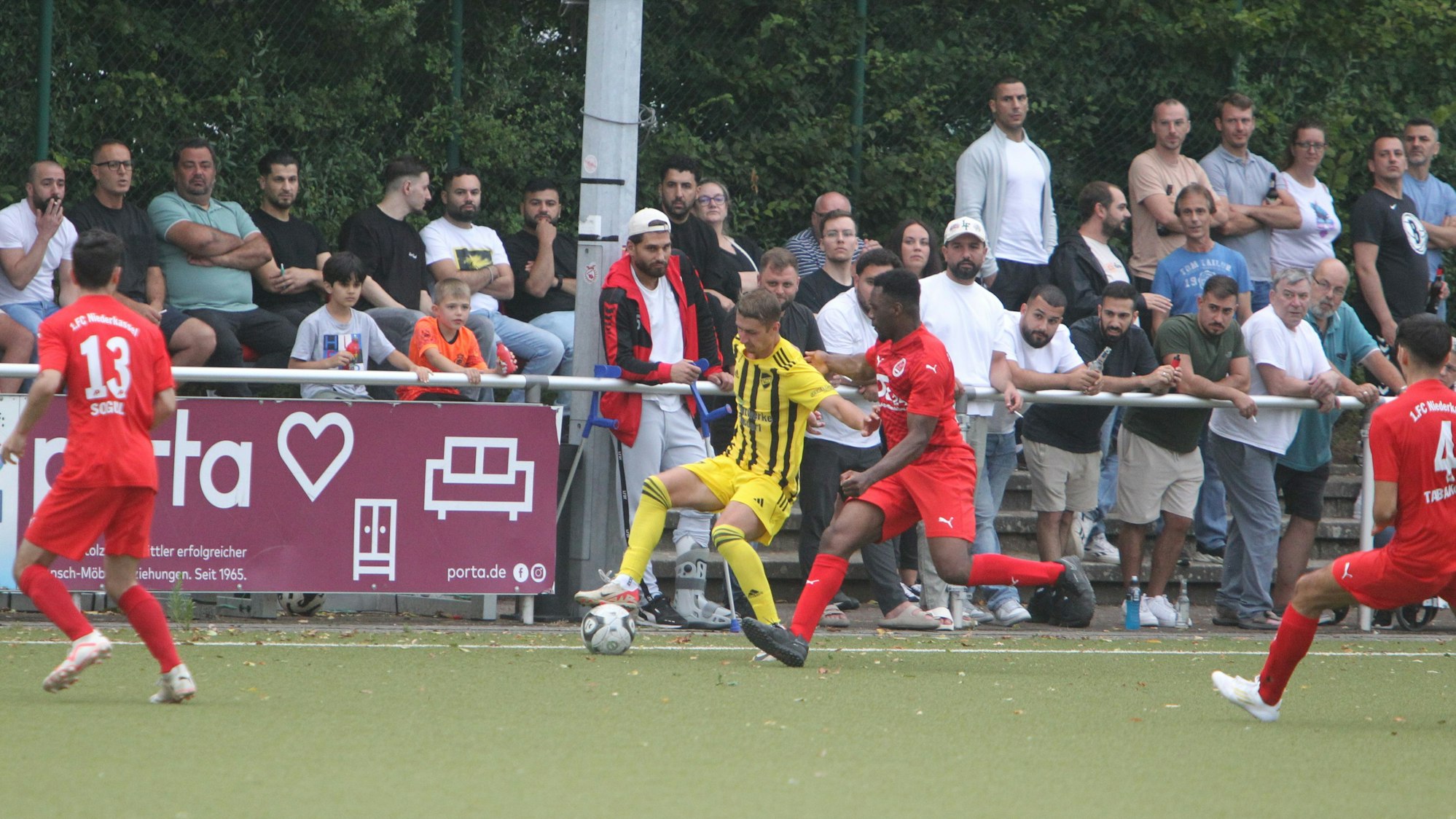 Zweikampf vor guter Kulisse: Jonas Degenhart (links) vom 1. FC Spich und Aloy Ihenacho vom 1. FCN.