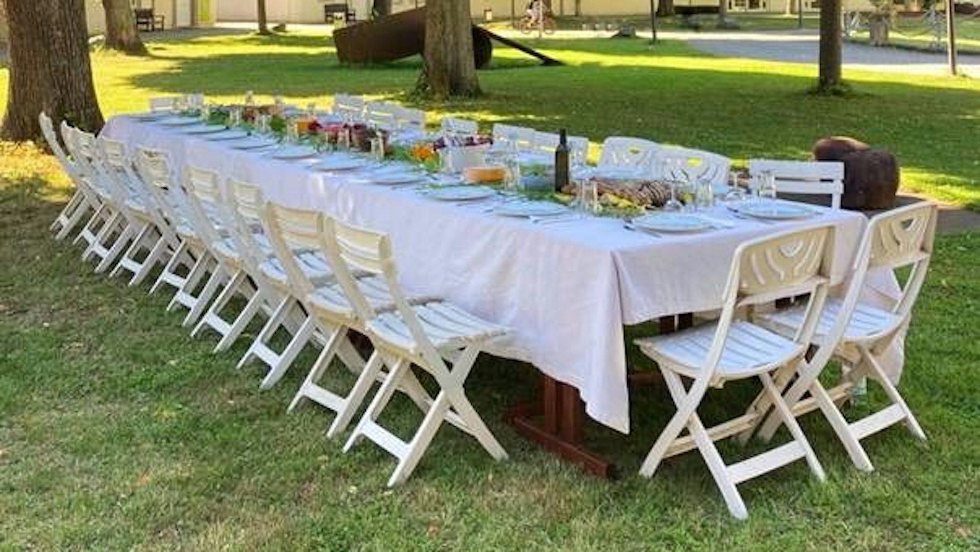 Zur Vernissage am Freitag, 16. August, bauen die Organisatoren im Schlosshof eine lange Tafel auf.