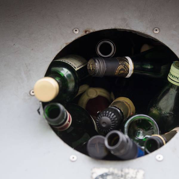 Altglas in einem Container.