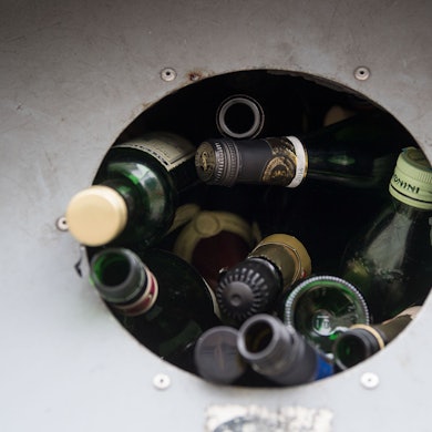 Altglas in einem Container.