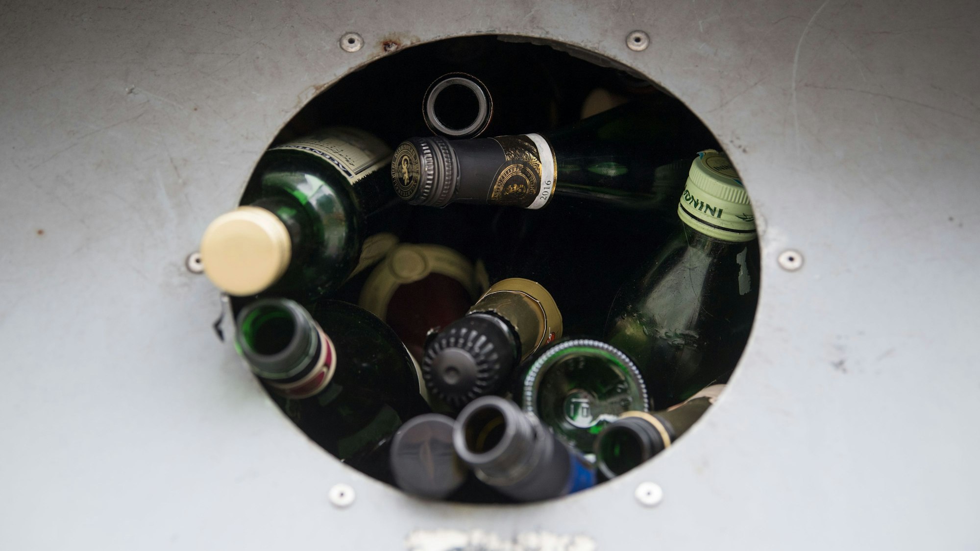 Altglas in einem Container.