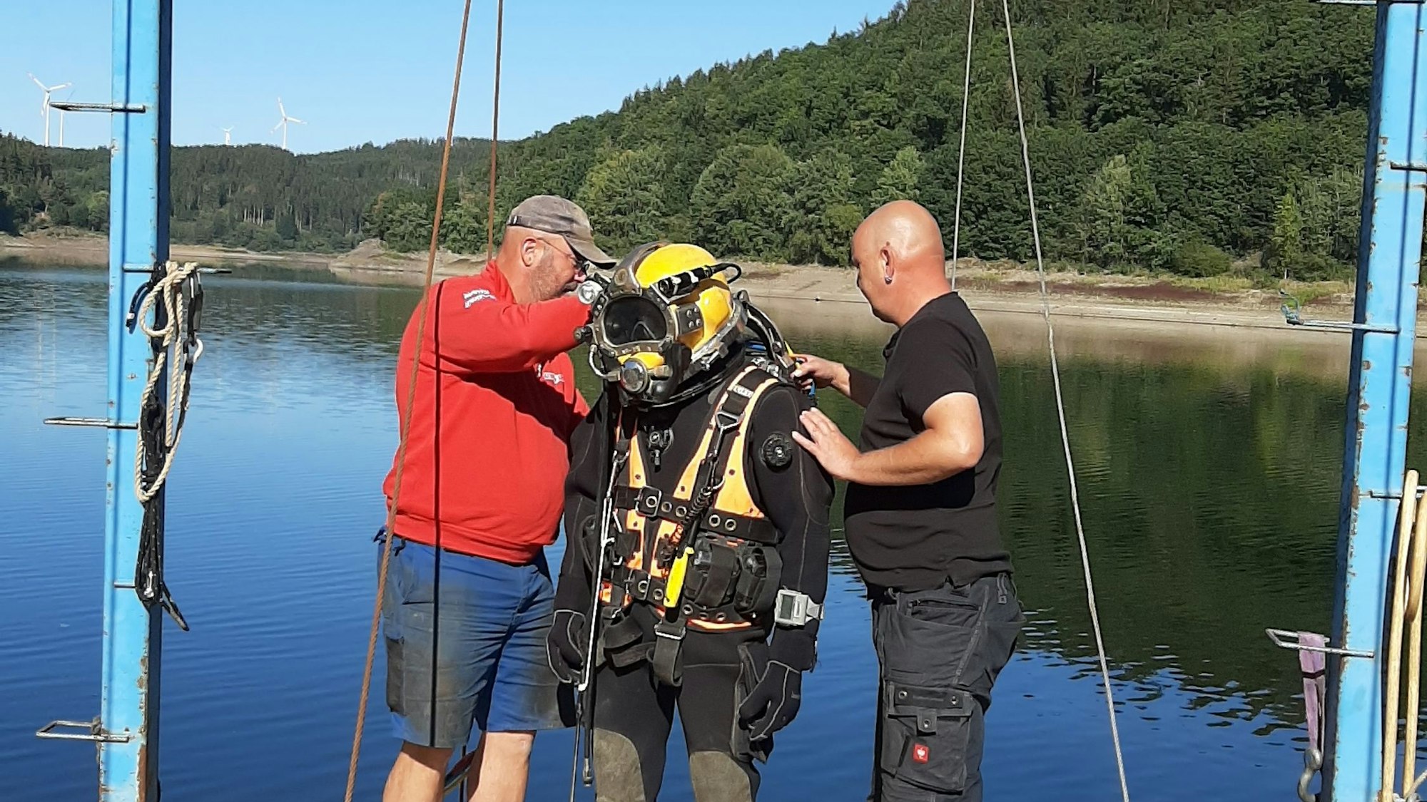Ein Bautaucher mit Ausrüstung wird auf seinen Einsatz vorbereitet.