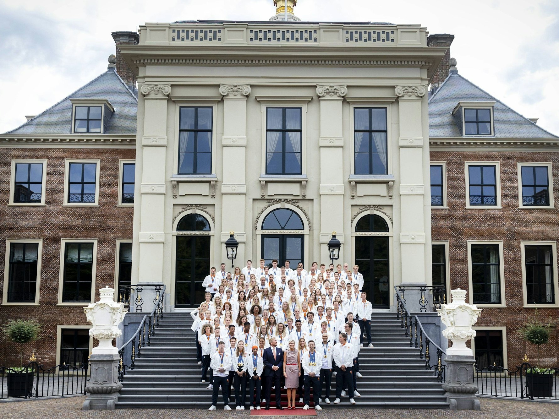 Die Royals und das Team Oranje vor dem Schloss.