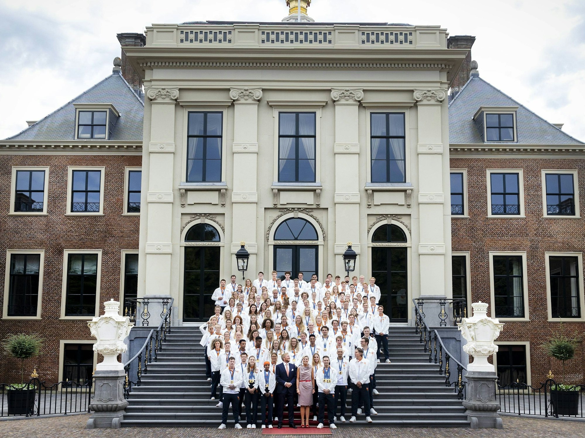 Die Royals und das Team Oranje vor dem Schloss.