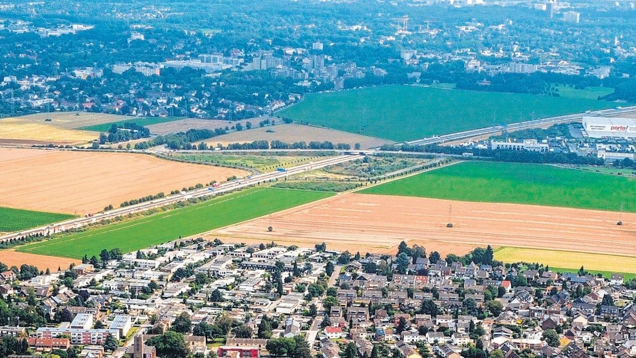 Das Foto zeigt eine Luftaufnahme der Autobahn A 4 im Frechener Gebiet