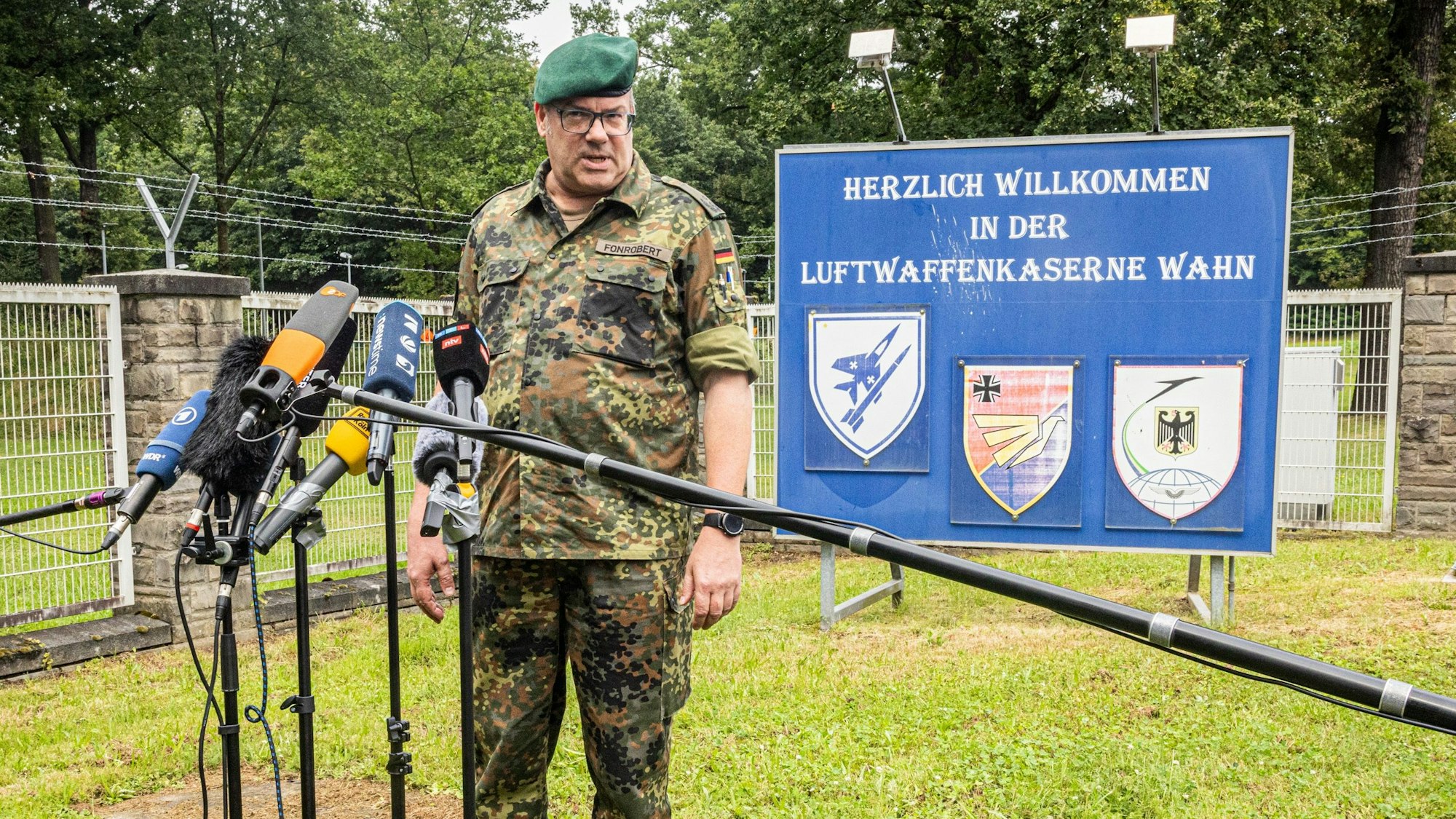 Oberstleutnant Ulrich Fonrobert gibt vor der Luftwaffenkaserne in Köln-Wahn ein Pressestatement ab.