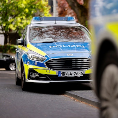 Polizeiautos begleiten eine Demo in Bonn.
