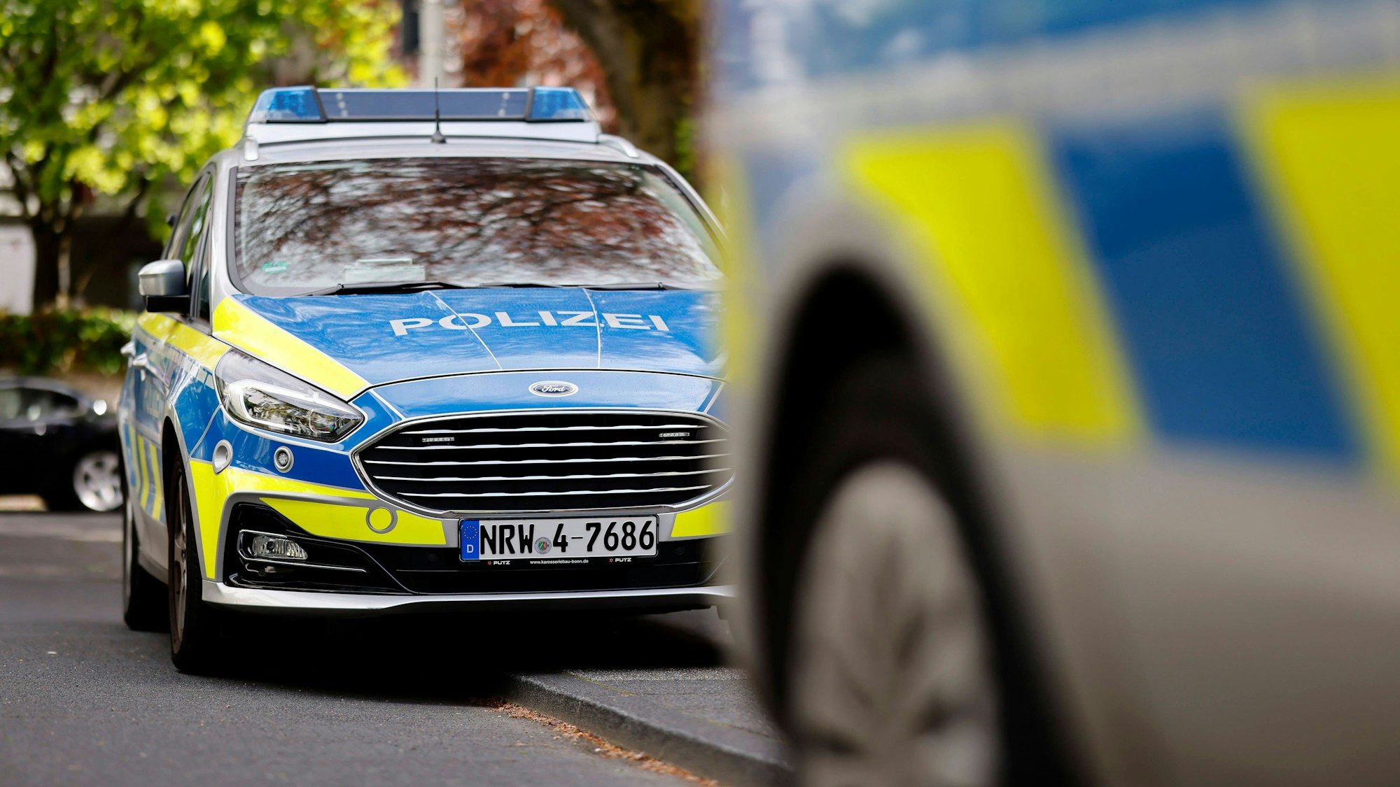 Polizeiautos begleiten eine Demo von Unterstützern der Politologin Ulrike Guerot vor dem Bonner Arbeitsgericht. Bonn, 24.04.2024 NRW Deutschland *** Police cars accompany a demonstration by supporters of political scientist Ulrike Guerot in front of the Bonn Labor Court Bonn, 24 04 2024 NRW Germany Copyright: xChristophxHardtx