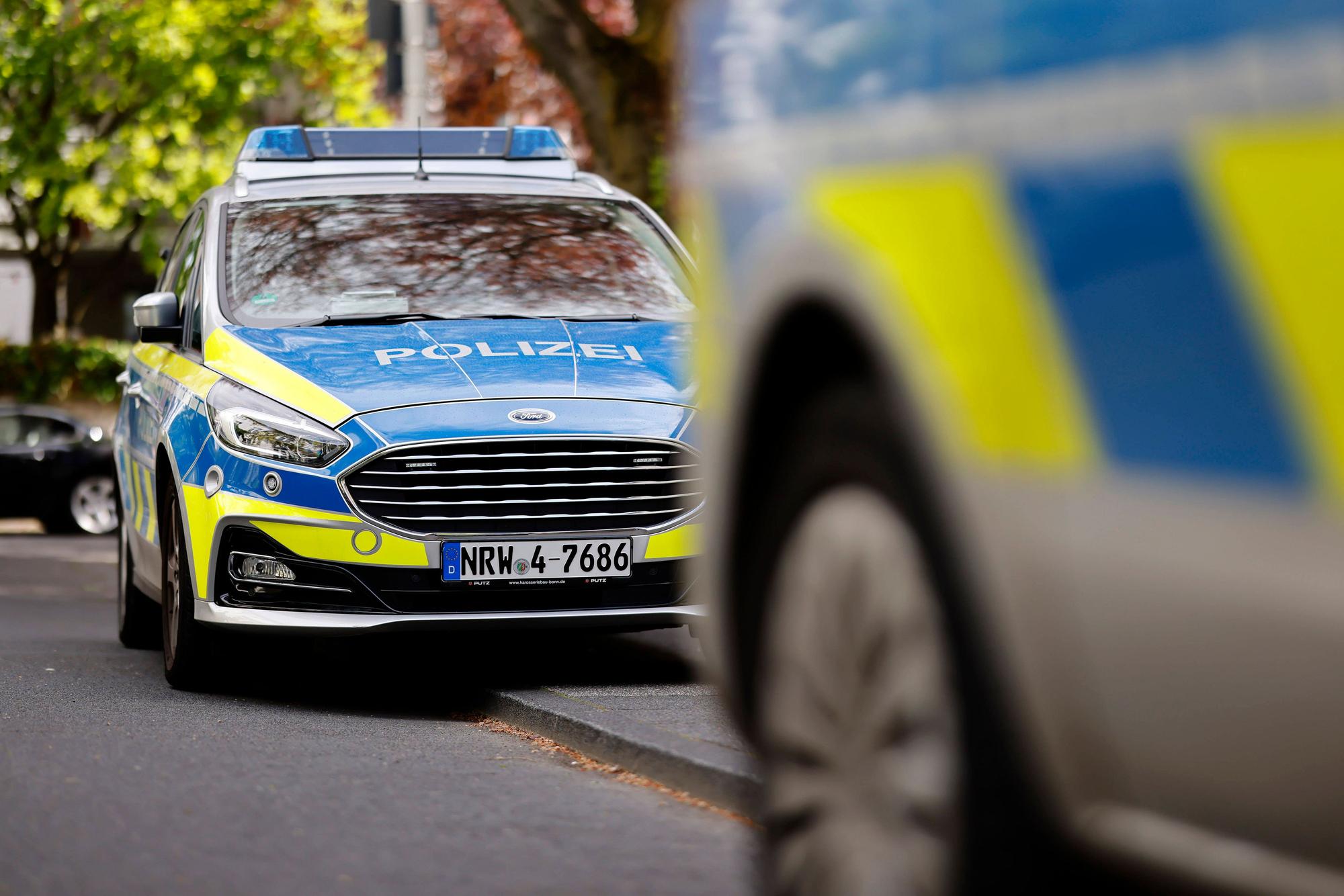 Polizeiautos begleiten eine Demo in Bonn.