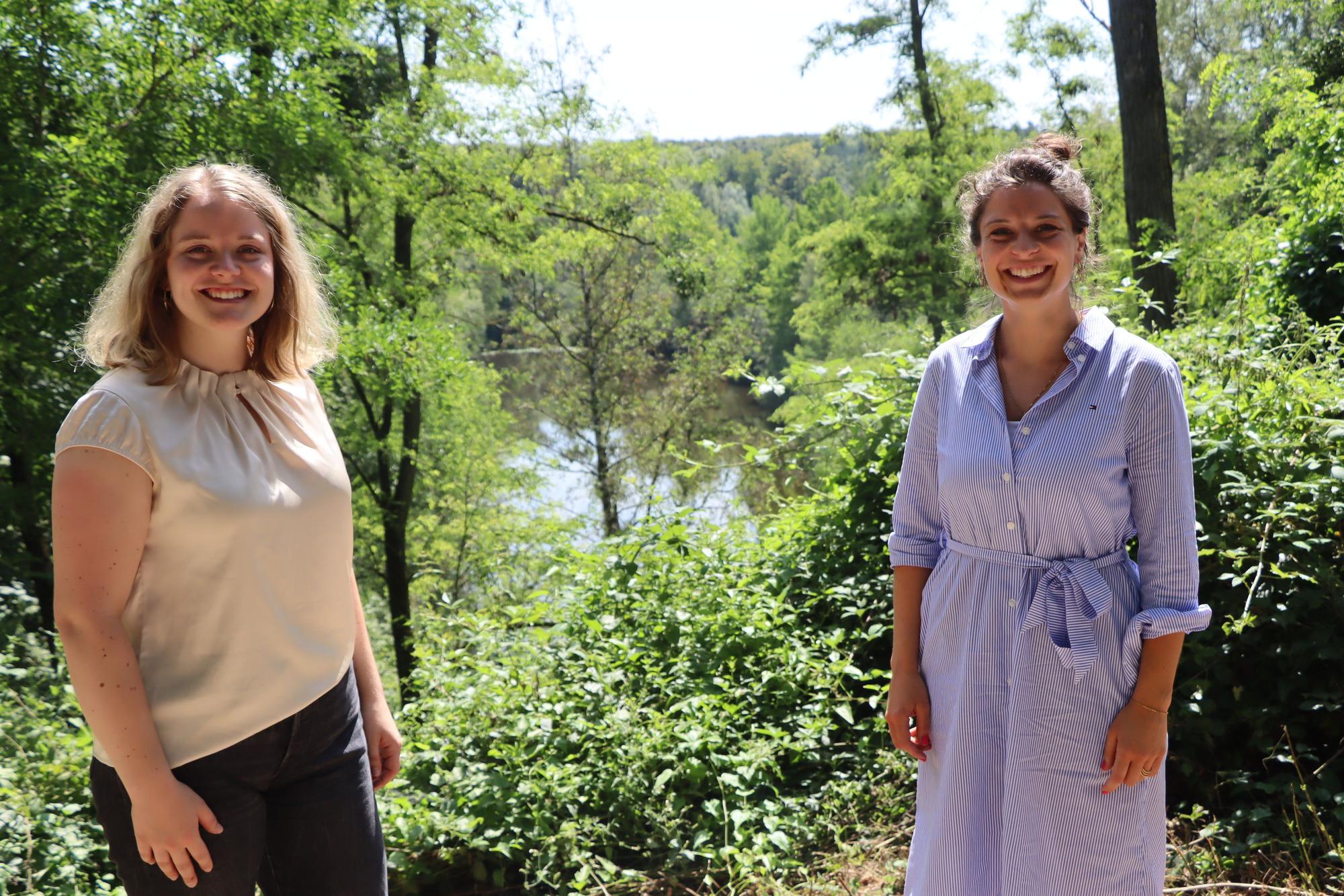 Das Bild zeigt Julia und Victoria Berg, die eine Erlebniswanderung erarbeitet haben.