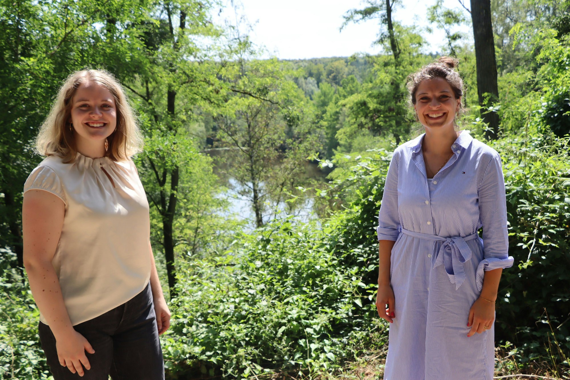 Das Bild zeigt Julia und Victoria Berg, die eine Erlebniswanderung erarbeitet haben.