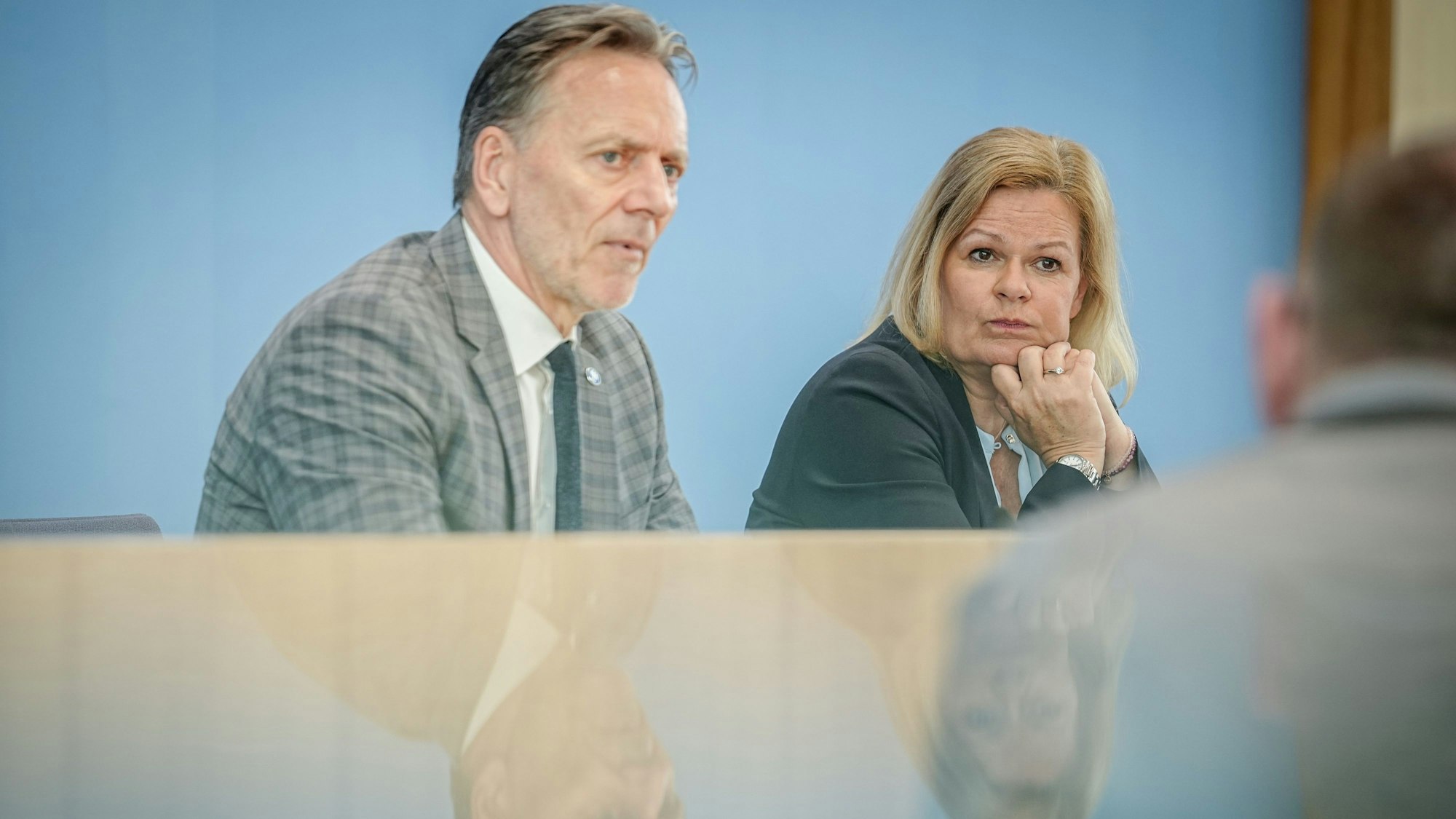 Nancy Faeser (SPD), Bundesministerin für Inneres und Heimat, und Holger Münch, Präsident des Bundeskriminalamtes (BKA), bei einer Pressekonferenz.