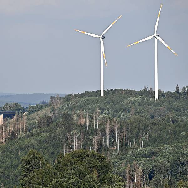 Zwei Windräder überragen in einem Waldgebiet bei Gummersbach-Piene deutlich die Wipfel der Bäume.
