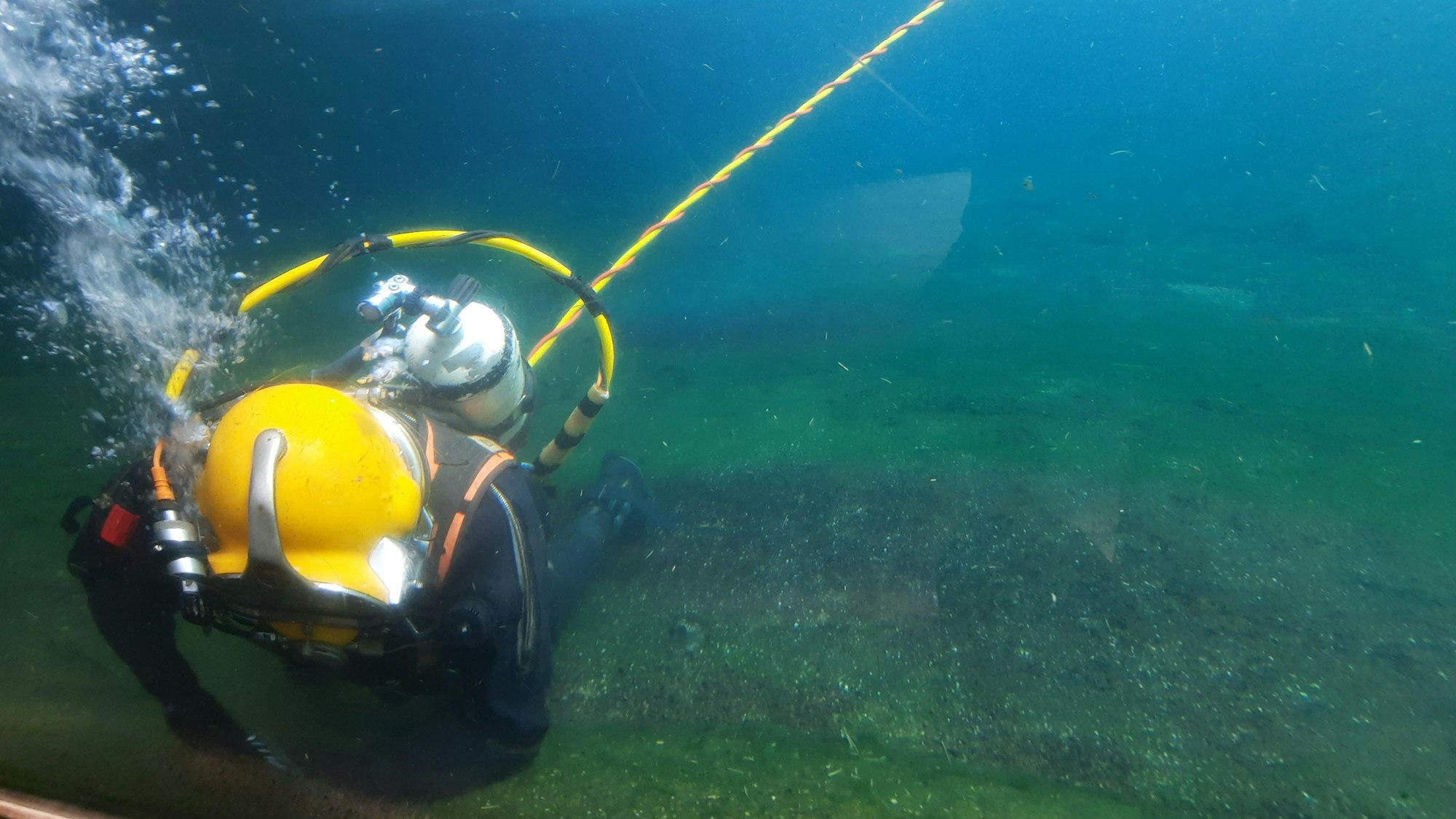 Ein Bautaucher arbeitet unter Wasser.