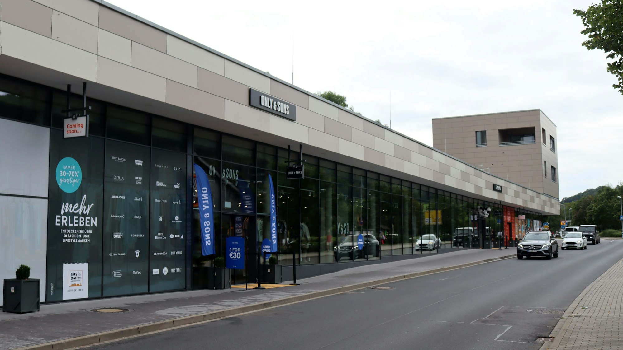 Die Außenansicht des neuen Outlet-Gebäudes in Bad Münstereifel.