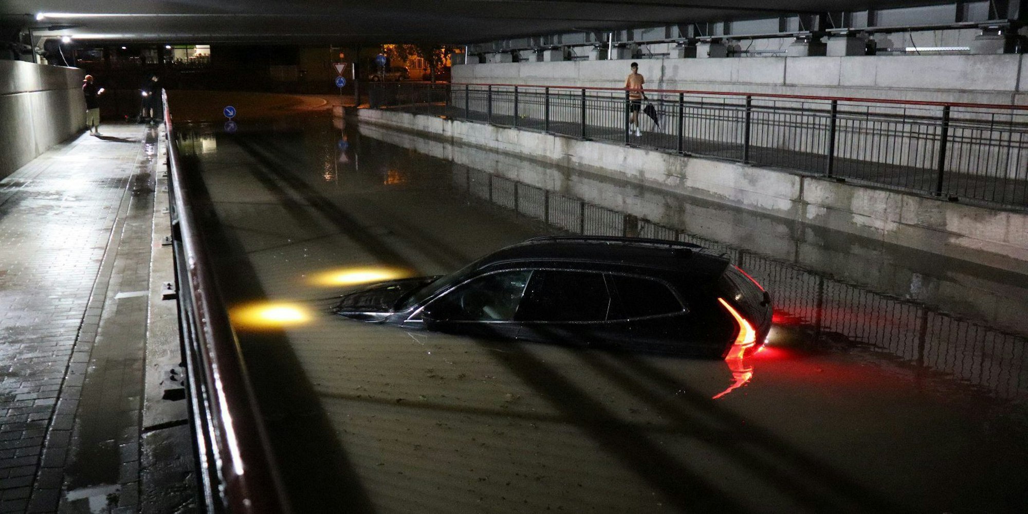13.08.2024, Baden-Württemberg, Bruchsal: In der sogenannten Siemens-Unterführung steht ein Pkw in einer Unterführung nach einem schweren Gewitter bis zur Motorhaube im Wasser. Foto: René Priebe/dpa +++ dpa-Bildfunk +++