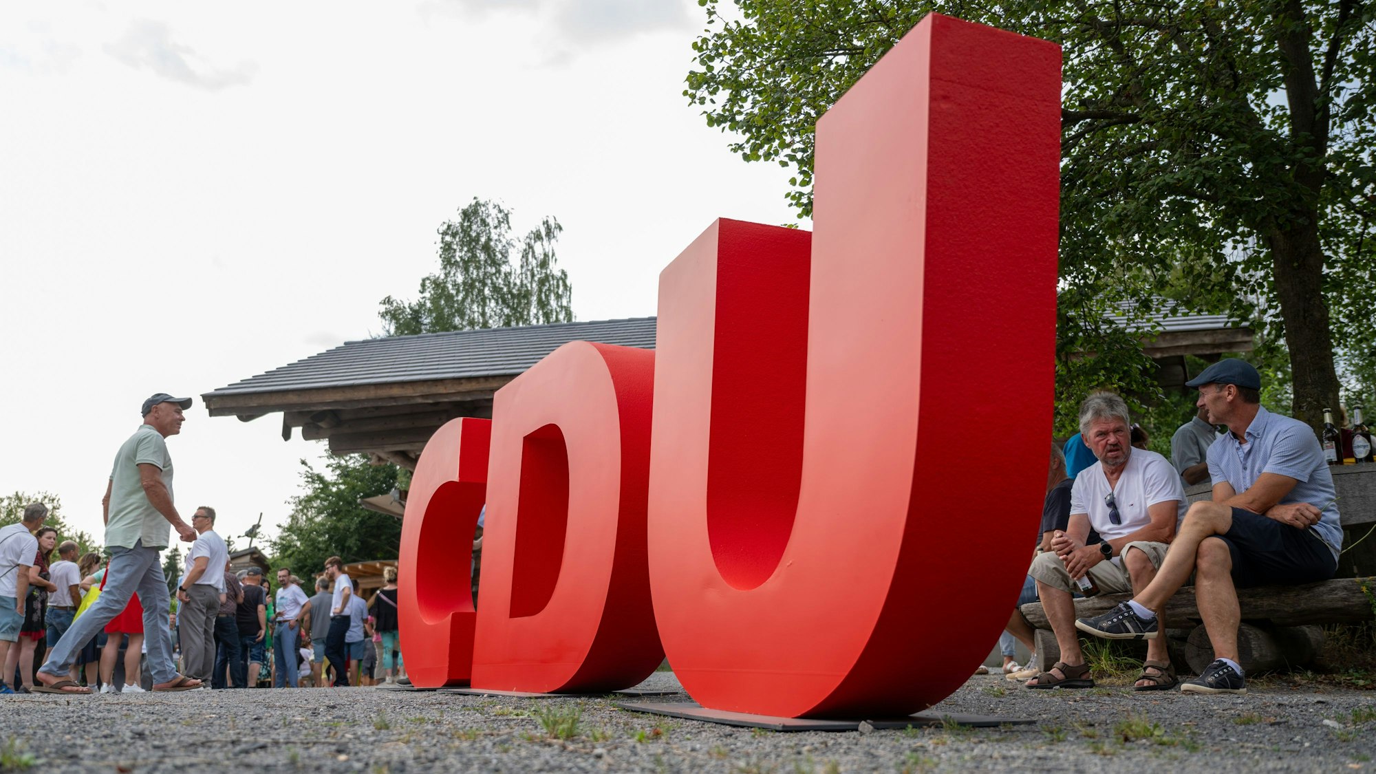 Ein CDU Logo steht auf einer Wahlkampfveranstaltung der CDU Sachsen in Dorfchemnitz.