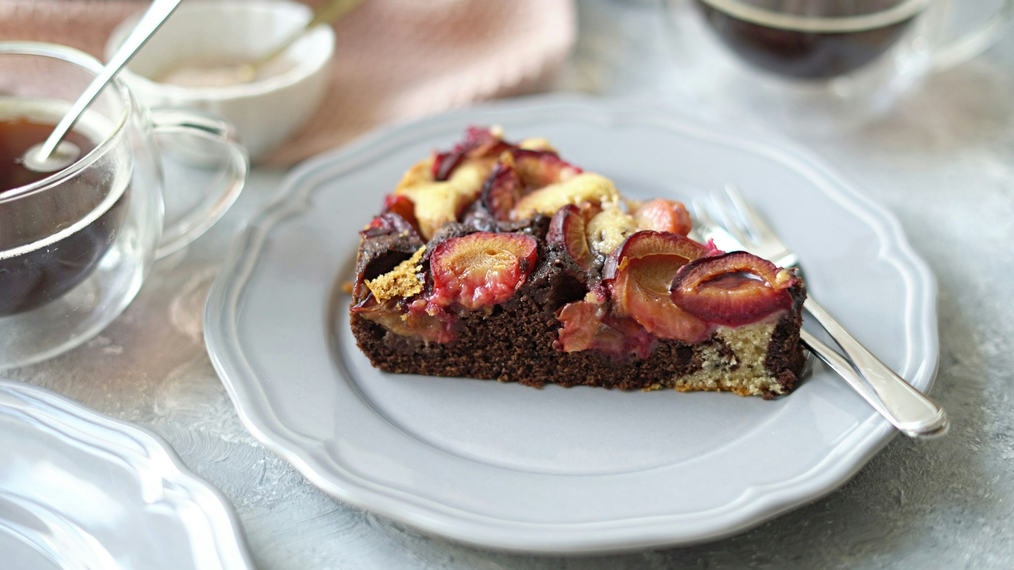 Ein Stück Pflaumenkuchen auf einem Teller