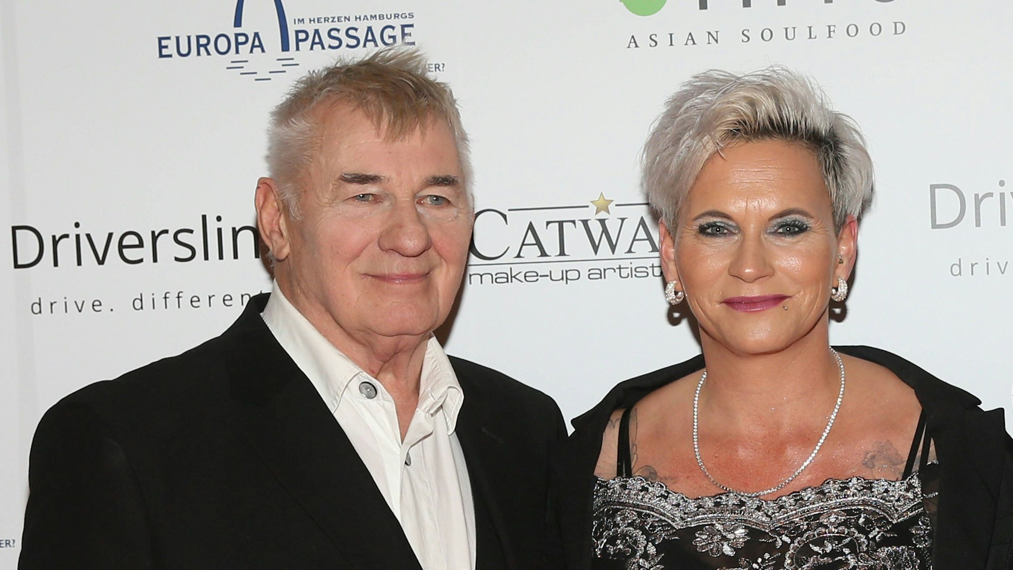 Heinz Hoenig und seine Ehefrau Annika Kärsten Hoenig posieren für ein Foto.