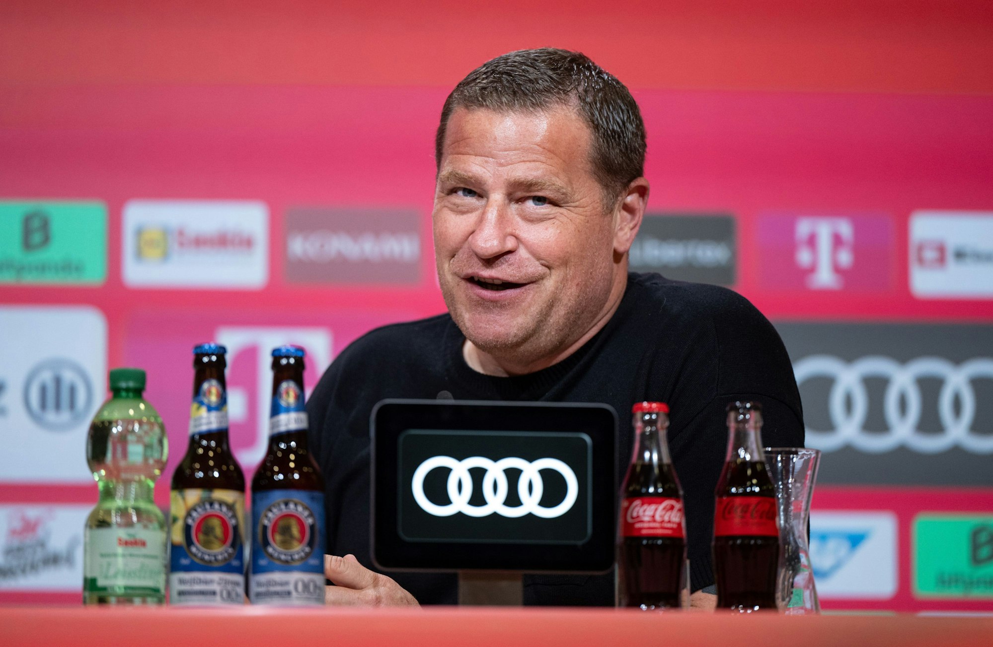 30.07.2024, Bayern, München: Max Eberl, Sportvorstand beim Bundesligisten FC Bayern München, spricht auf der Pressekonferenz zur Vorstellung von Neuzugang J. Palhinha   im Presseclub der Allianz Arena. (zu dpa: «Eberls Nachtschichten in Korea: «Wenn die anderen schlafen»») Foto: Lukas Barth/dpa +++ dpa-Bildfunk +++
