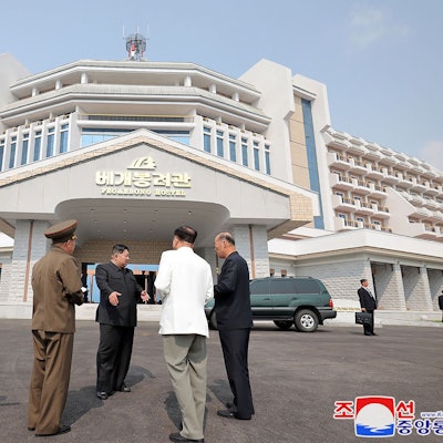 Das undatierte Foto, das am 14. Juli 2024 von der staatlichen nordkoreanischen Nachrichtenagentur Korean Central News Agency (KCNA) veröffentlicht wurde, zeigt den nordkoreanischen Machthaber Kim Jong-un (m) bei der Inspektion eines Hotels, das Teil eines Bauprojekts in Samjiyon City ist.