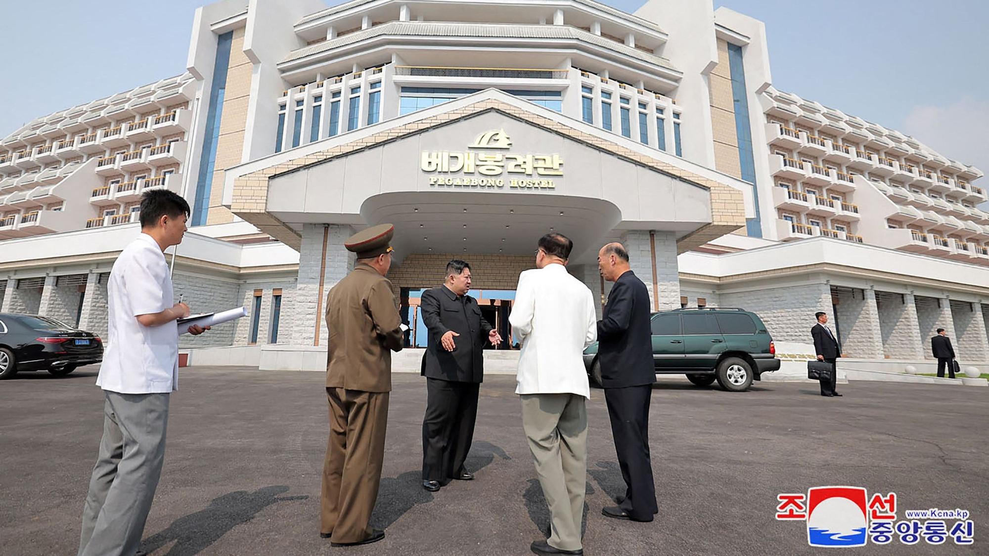 Das undatierte Foto, das am 14. Juli 2024 von der staatlichen nordkoreanischen Nachrichtenagentur Korean Central News Agency (KCNA) veröffentlicht wurde, zeigt den nordkoreanischen Machthaber Kim Jong-un (m) bei der Inspektion eines Hotels, das Teil eines Bauprojekts in Samjiyon City ist.