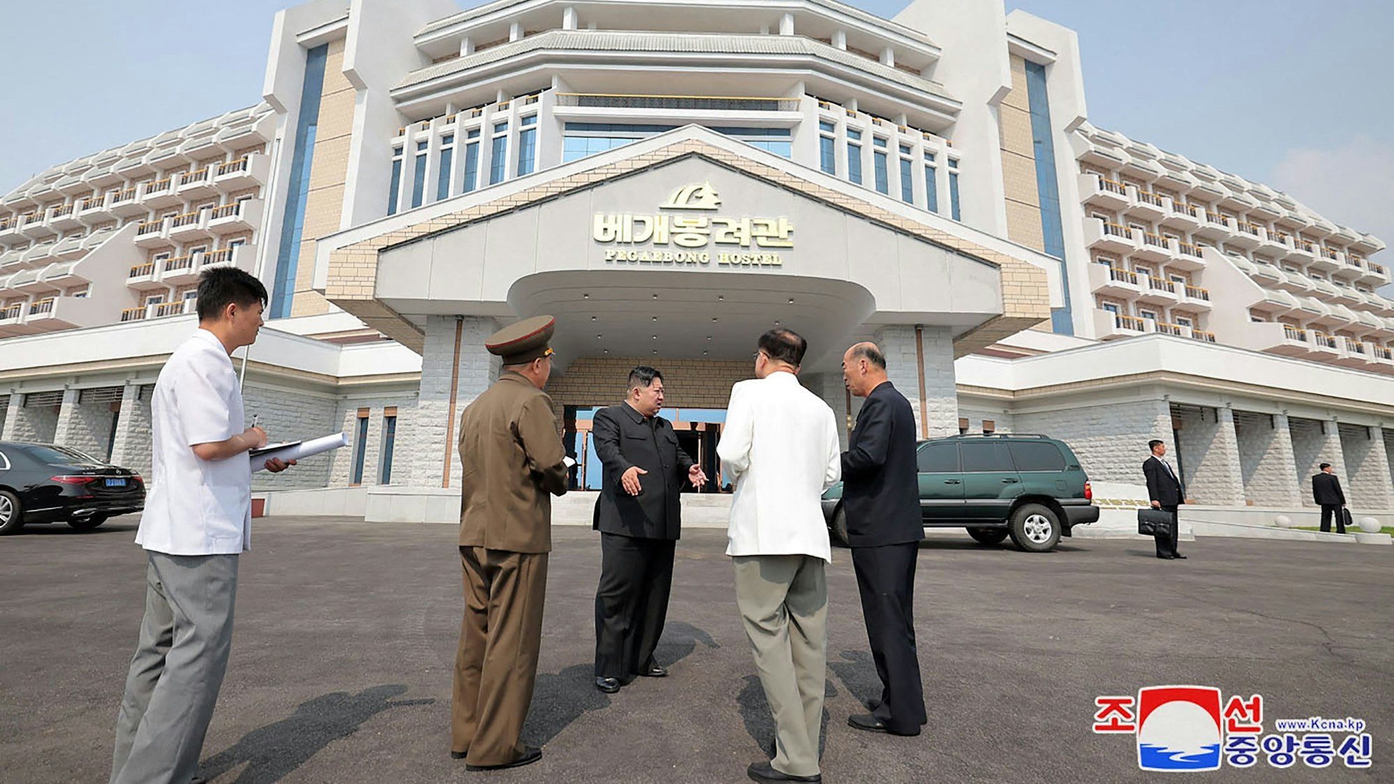 Das undatierte Foto, das am 14. Juli 2024 von der staatlichen nordkoreanischen Nachrichtenagentur Korean Central News Agency (KCNA) veröffentlicht wurde, zeigt den nordkoreanischen Machthaber Kim Jong-un (m) bei der Inspektion eines Hotels, das Teil eines Bauprojekts in Samjiyon City ist.