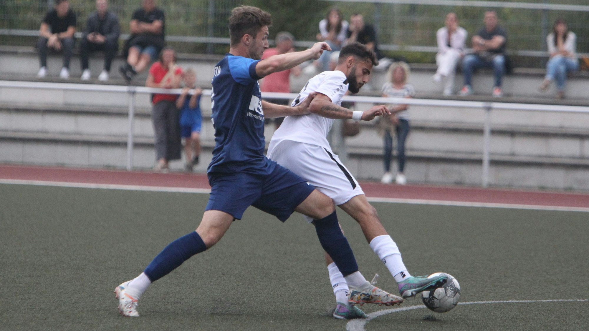 Rene Dzubiella (links) und der SC Uckerath haben den Kontakt zum Spitzenreiter TuS Mondorf um Topscorer Haytam Bouskouchi verloren.