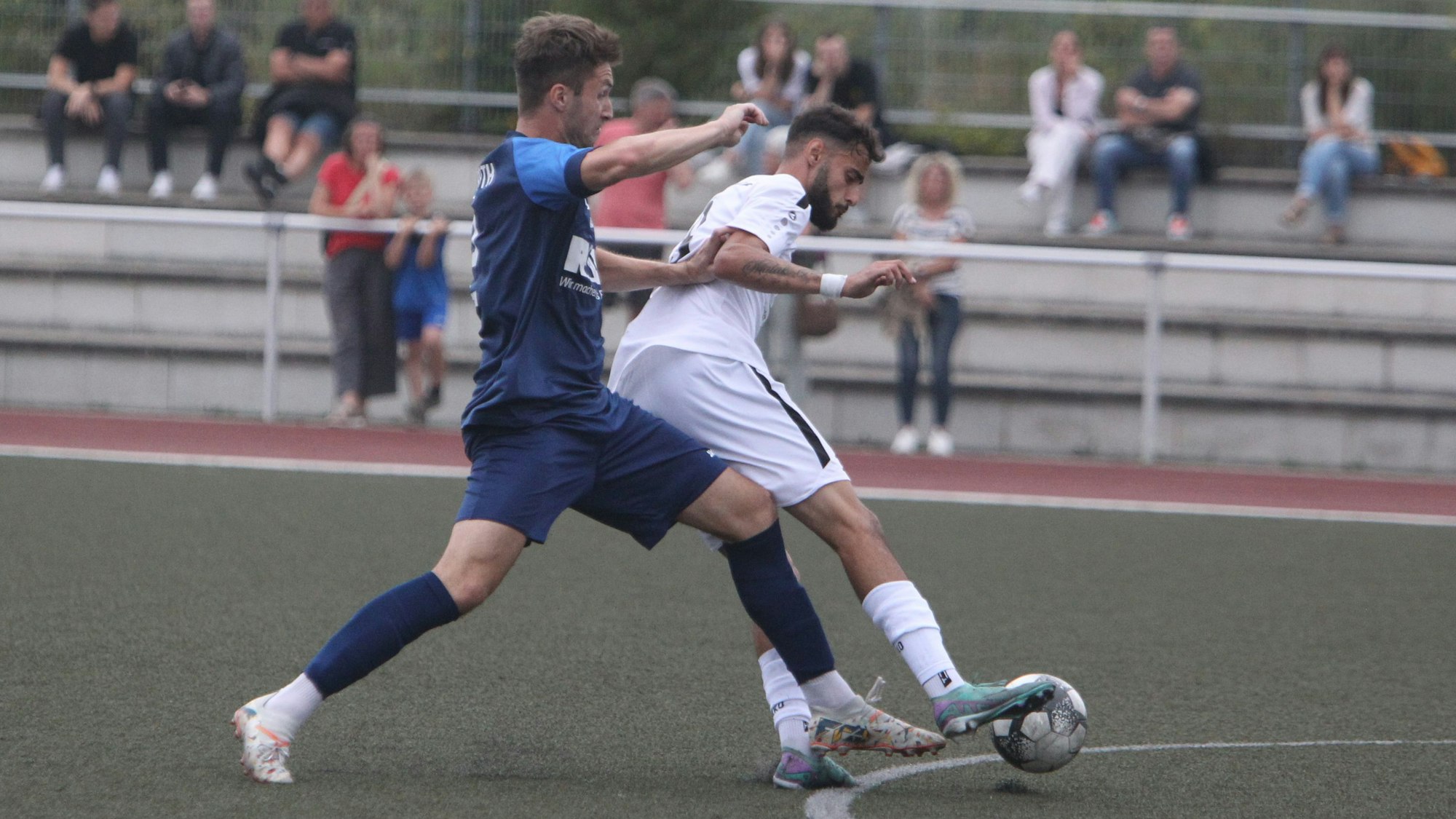 Siegtorschütze Haytam Bouskouchi (rechts) im Duell mit dem Uckerather Rene Dzubiella.
