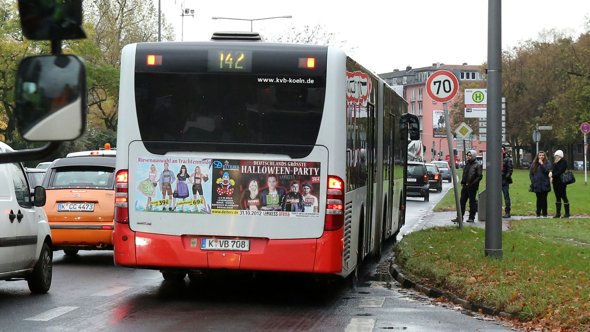 Bus hält an der Aachener Straße (Symbolbild)