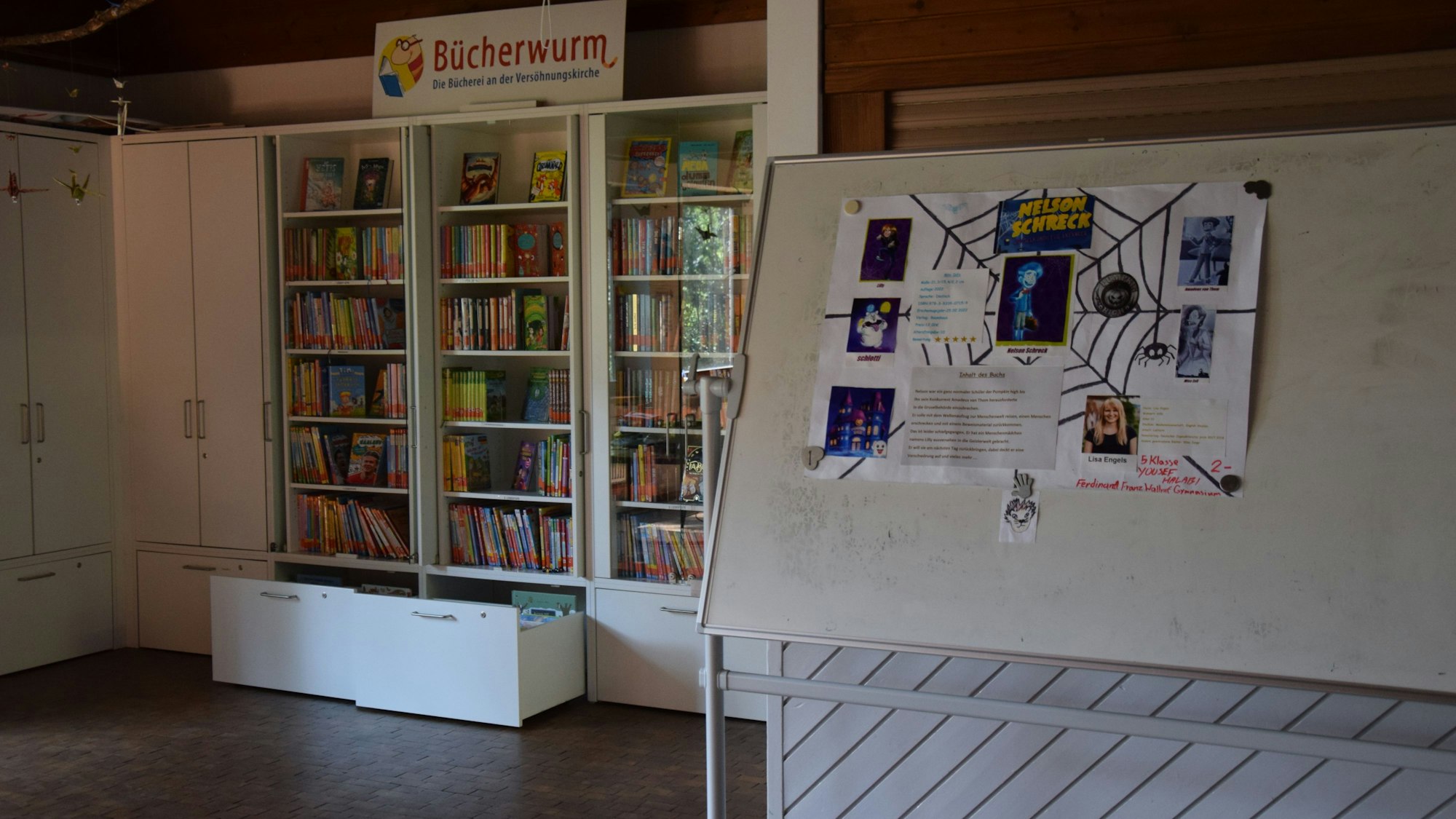 In einem Raum stehen Regale mit Büchern.