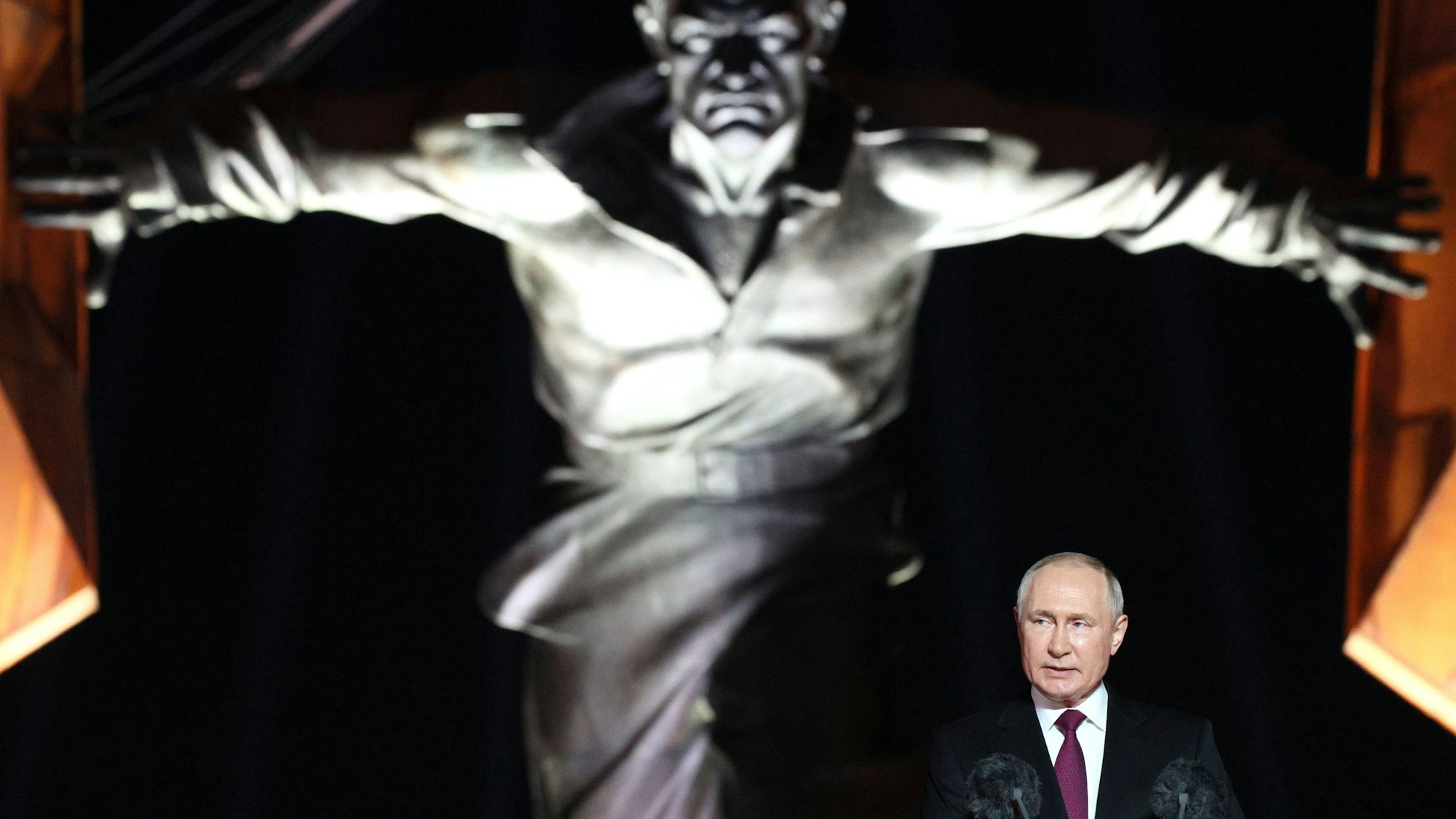 Wladimir Putin beim Gedenken an die Schlacht von Kursk im Zweiten Weltkrieg am 23. August 2023. Auch in der Gegenwart ist die russische Region wieder ein Thema für den Kremlchef. (Archivbild)