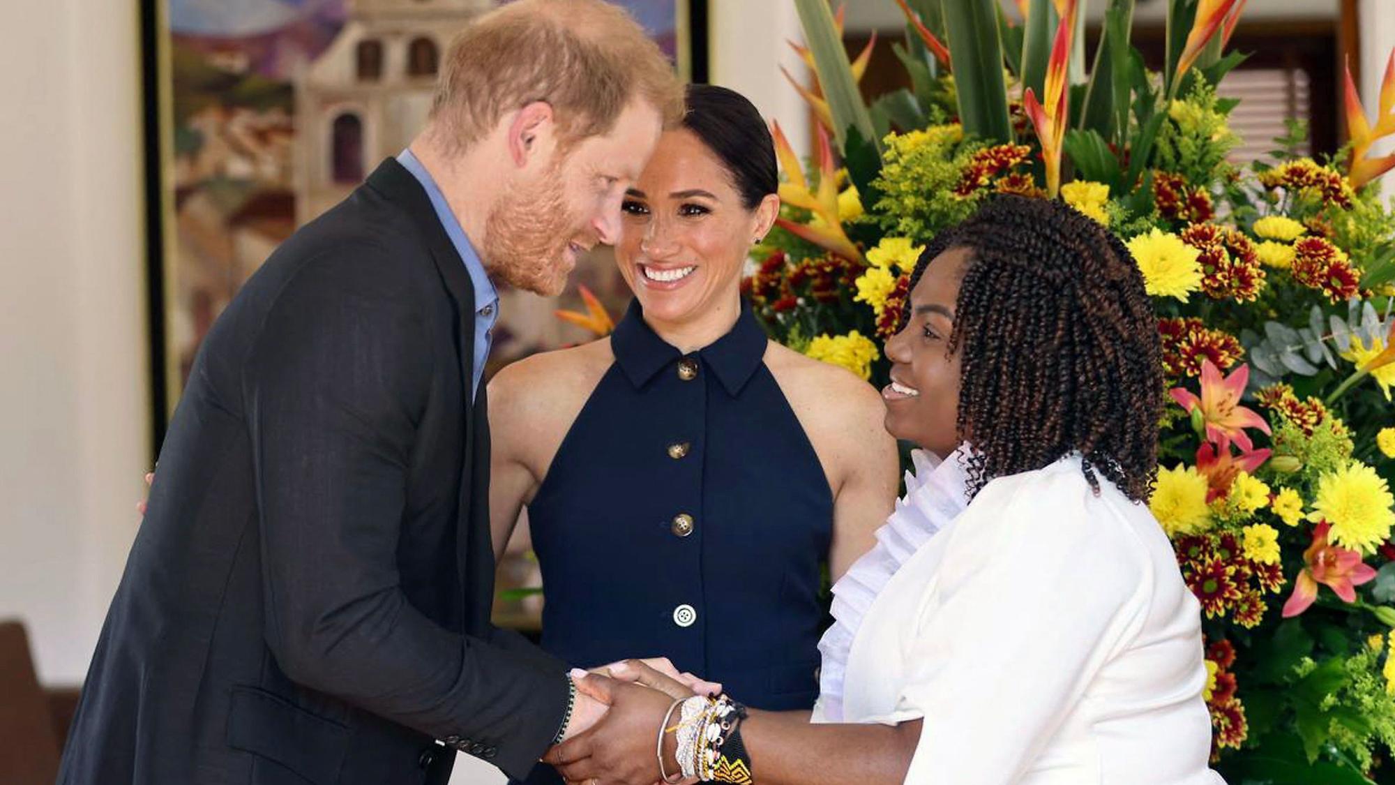 Prinz Harry und seine Frau Meghan werden in Kolumbien von der kolumbianischen Vizepräsidentin Francia Marquez begrüßt.