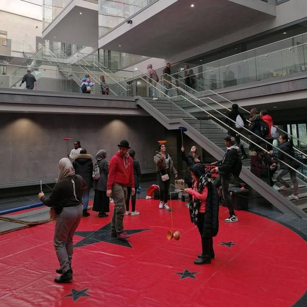Spielende Kinder im Atrium des Erweiterungsbaus
