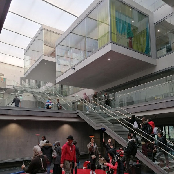 Spielende Kinder im Atrium des Erweiterungsbaus