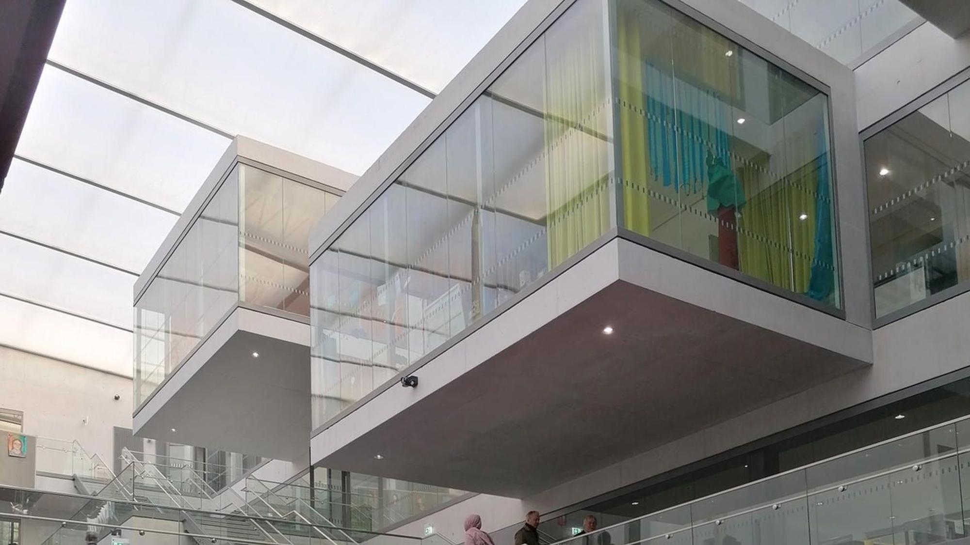 Das Atrium des Erweiterungsbaus des Genoveva Gymnasiums.
