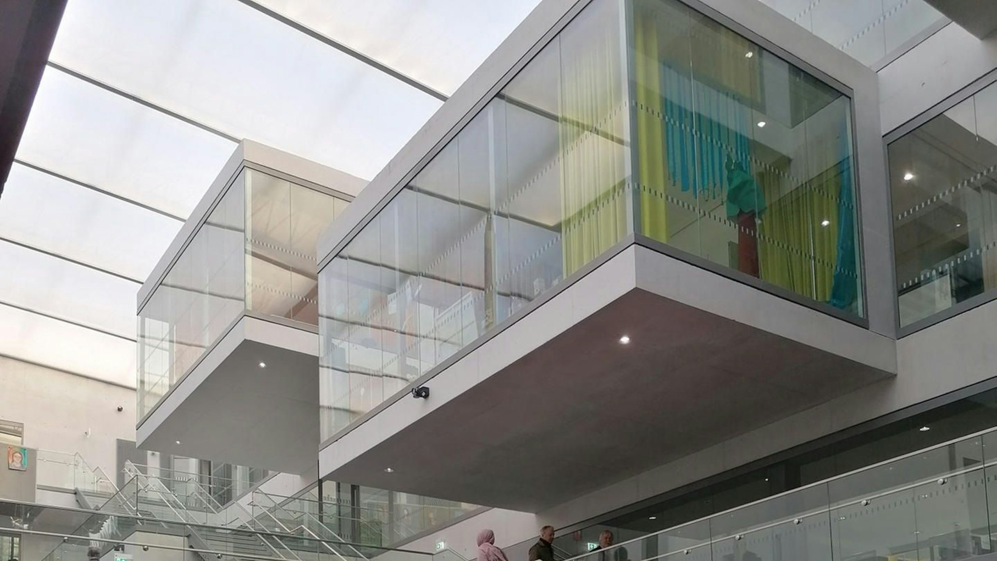 Das Atrium des Erweiterungsbaus des Genoveva Gymnasiums.