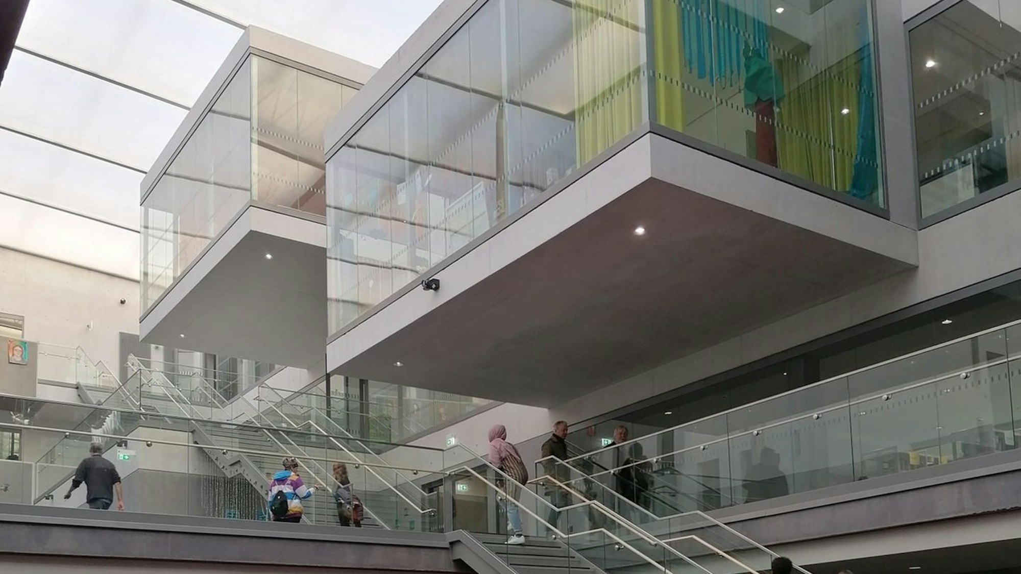 Spielende Kinder im Atrium des Erweiterungsbaus