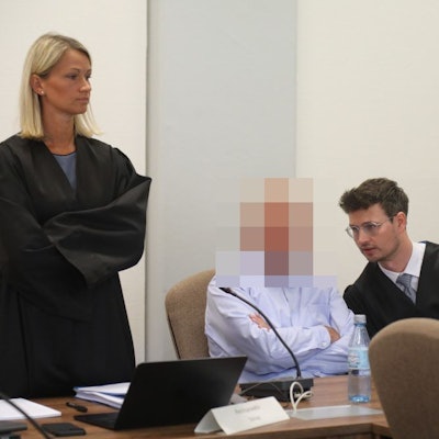 Der Hauptangeklagte im Prozess um die herabgestürzte Betonplatte auf der A3 mit seinen Verteidigern.