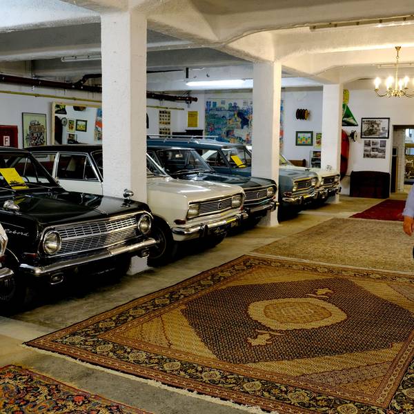 Josef Degener geht durch eine Halle seines privaten Opel-Museums in Vogelsang.