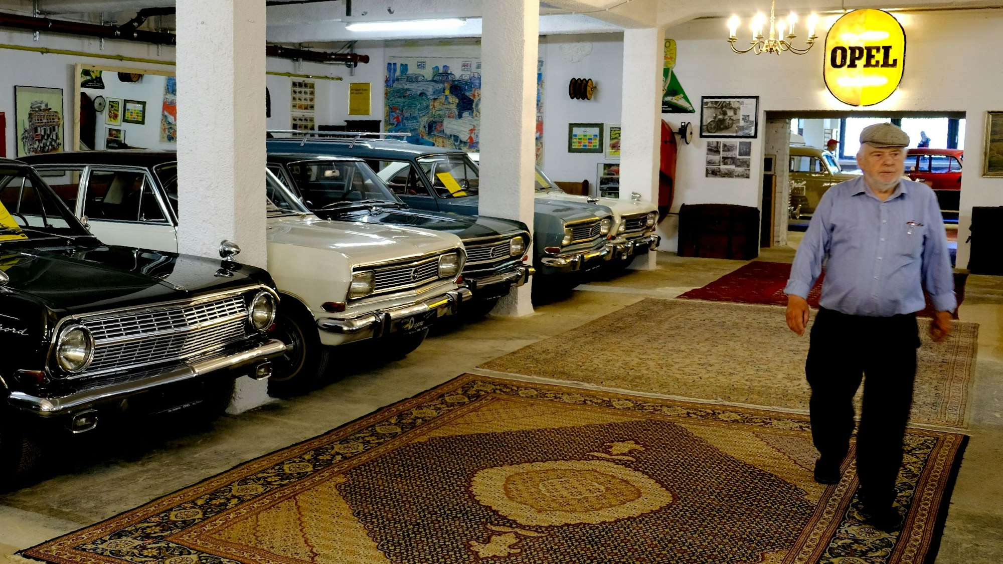 Josef Degener geht durch eine Halle seines privaten Opel-Museums in Vogelsang.