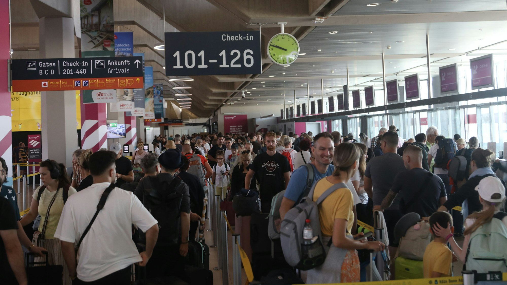 Menschen warten am Flughafen Köln/Bonn (Archivfoto).