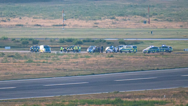 Polizeieinsatz auf dem Rollfeld des Flughafens Köln/Bonn. Hier hatten sich die Aktivisten festgeklebt.