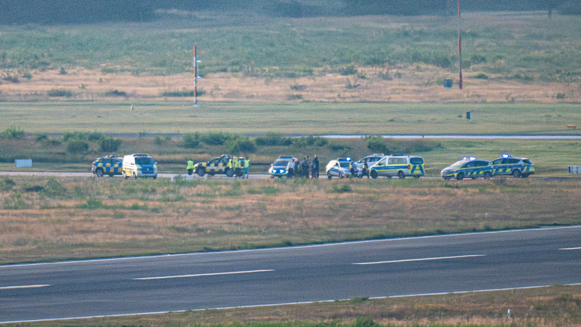 Polizeieinsatz auf dem Rollfeld des Flughafens Köln/Bonn. Hier hatten sich die Aktivisten festgeklebt.