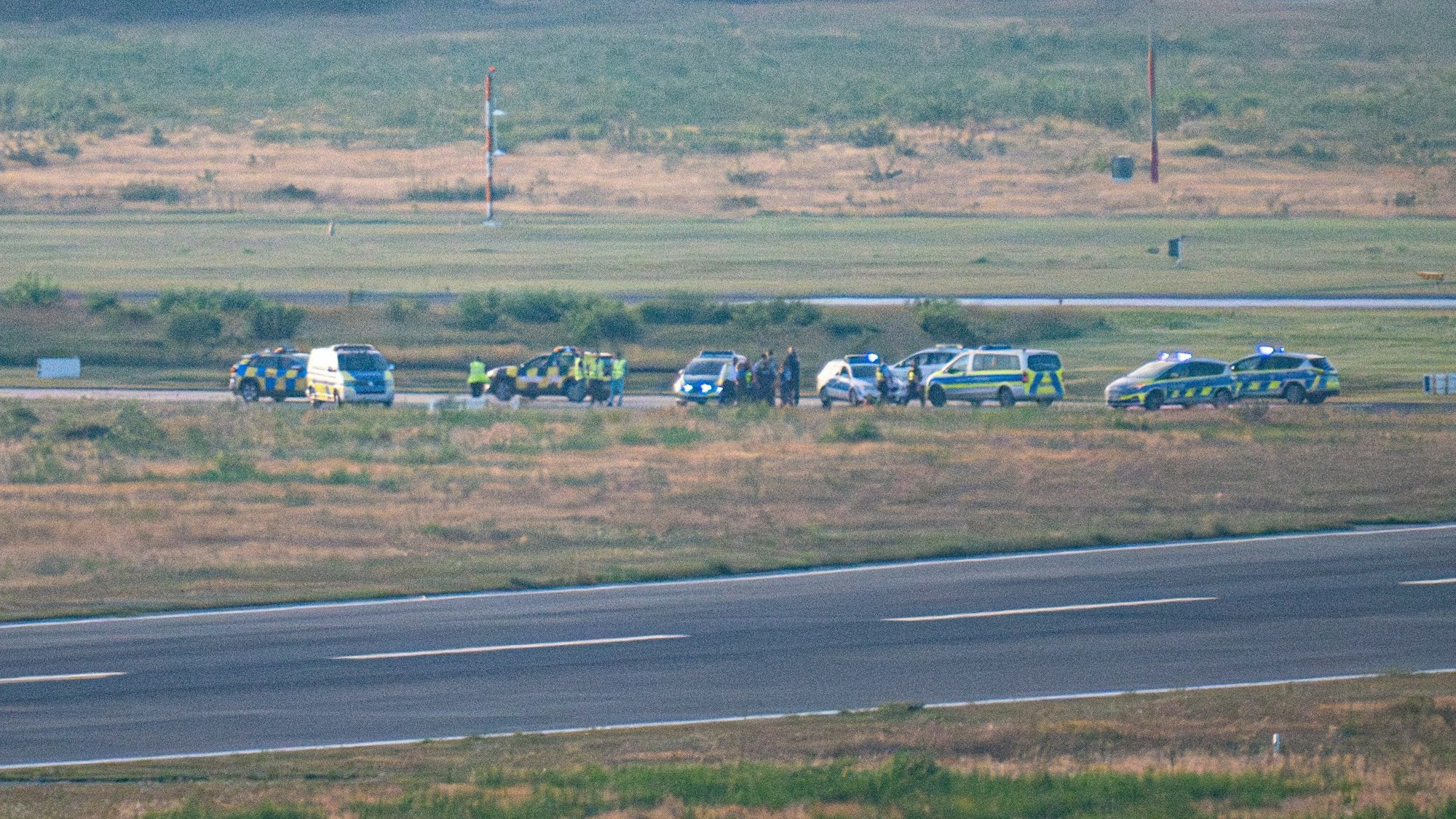 Polizeieinsatz auf dem Rollfeld des Flughafens Köln/Bonn. Hier hatten sich die Aktivisten festgeklebt.