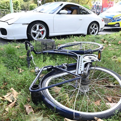 Einsatzkräfte stellten am Mittwoch (15. August) nach dem Unfall am Heumarkt den Porsche und das Fahrrad als Beweismittel sicher.