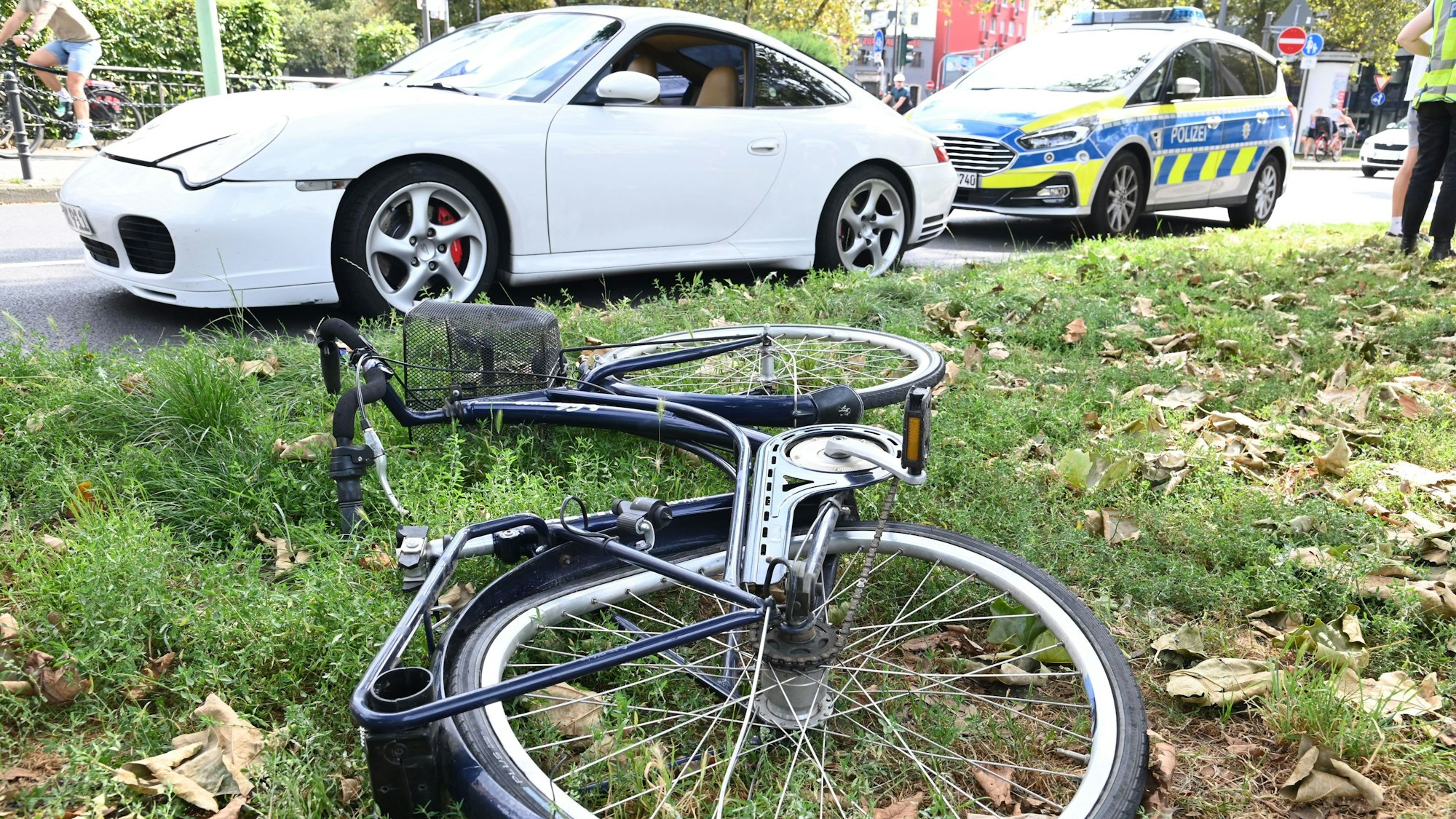 Einsatzkräfte stellten am Mittwoch (15. August) nach dem Unfall am Heumarkt den Porsche und das Fahrrad als Beweismittel sicher.
